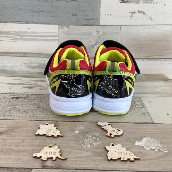 恐竜　靴のネームタグ　くつのネームタグ　スニーカー　上履き　ネームタグ　シューズタグ　★MDF★ウッドボード★レーザ 3枚目の画像