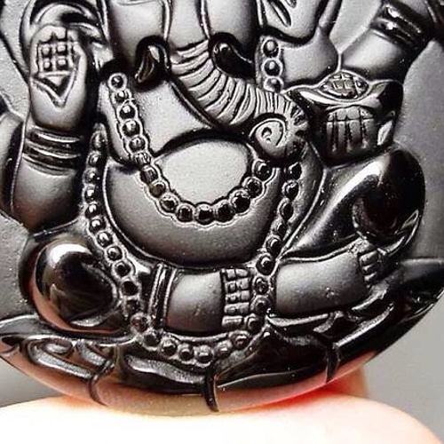 天然石迫力4Aオブシディアンガネ−シャ精工彫りペンダントトップ石街