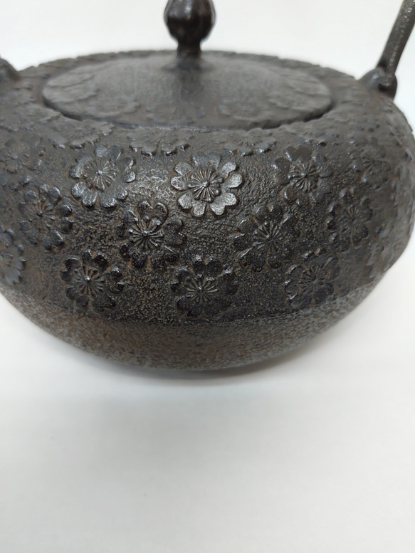 鉄鉢型（小桜/0.9Ｌ） 本場盛岡の南部鉄瓶・南部鉄器 3枚目の画像