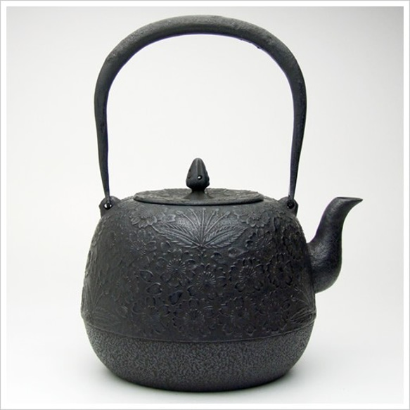 未使用品　付属品付　南部盛岡釜定工房造　１５型　南部鉄瓶　南部鉄器　鉄瓶 未使用品 付属品付 南部盛岡釜定工房造 15型 南部鉄瓶