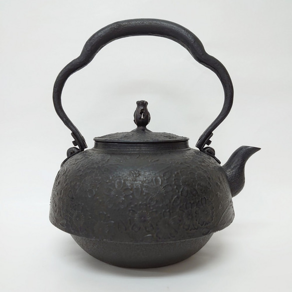 尾垂型（桜/1.8Ｌ） 本場盛岡の南部鉄瓶・南部鉄器 五徳型蓋置 ポット