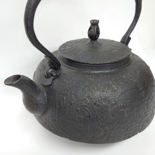 更にお値下げ！盛岡南部鉄瓶 南部鉄器 鉄瓶〈気づかい〉桜1.25L 【IH対応】/ IH調理器 ih