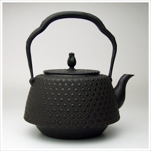 未使用品、タグ付　南部三厳堂　１５型　九重亀甲文様南部鉄瓶　南部鉄器　鉄瓶