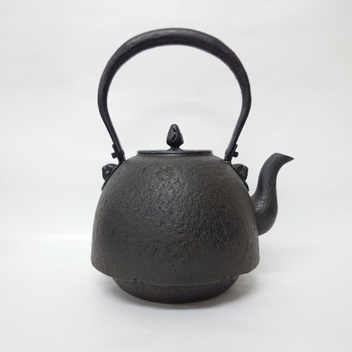 南部盛岡釜師『佐々木薫山』作　桜花紋鉄瓶　共箱　栞付　未使用品 南部盛岡釜師『佐々木薫山』作桜花紋鉄瓶共箱栞付未使用品