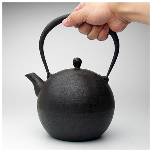 新品、供箱付　南部及春南部宝星堂造　１３型糸目　鉄瓶　南部鉄瓶　南部鉄器　鉄瓶 新品、供箱付 南部及春南部宝星堂造 13型糸目 鉄瓶 南部鉄瓶 南部