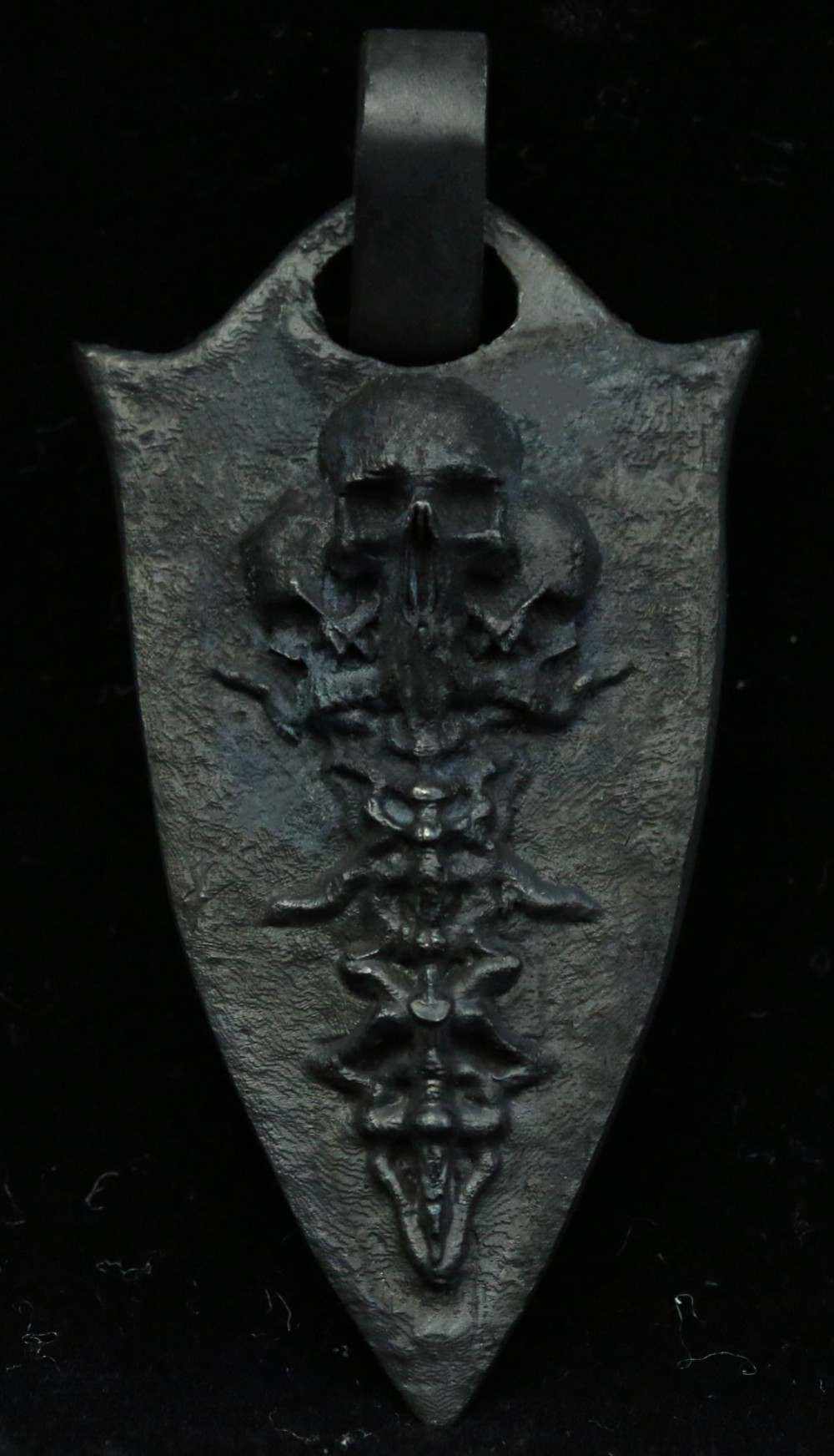 シルバースカルネックレス、スカルシールドメンズペンダント、バイカーメンズペンダント、シンボリックシルバースカルアミュレッ