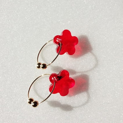 スワロフスキー　赤いお花のフープイヤリング 1枚目の画像