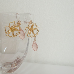一個ずつの販売です☆桜モチーフワイヤーフラワーと桜色のガラスビーズのイヤリング 1枚目の画像