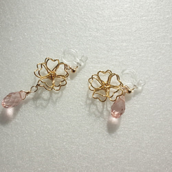 一個ずつの販売です☆桜モチーフワイヤーフラワーと桜色のガラスビーズのイヤリング 2枚目の画像