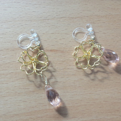 一個ずつの販売です☆桜モチーフワイヤーフラワーと桜色のガラスビーズのイヤリング 3枚目の画像