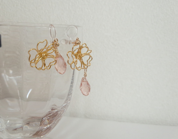 まきしん様専用☆桜モチーフワイヤーフラワーと桜色のガラスビーズのイヤリング 1枚目の画像