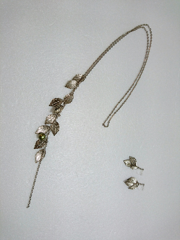 葉っぱモチーフ三連のイヤリング 3枚目の画像