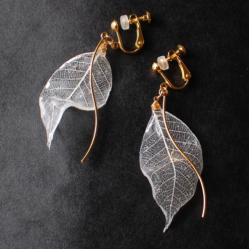 朝露そよ風リーフ✴︎白色〜ピアス・イヤリング イヤリング