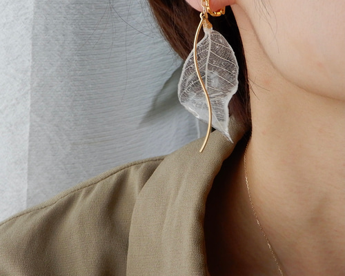 no.614 オフホワイト×マットゴールドリーフピアスイヤリング 和風　着物 no.614 オフホワイト×マットゴールドリーフピアスイヤリング 和風 着物