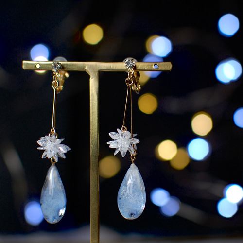 花びらの雫と雪の結晶✴︎デルフィニウムライトブルー・ピアス 