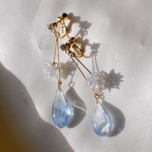 花びらの雫と雪の結晶✴︎デルフィニウムライトブルー・ピアス