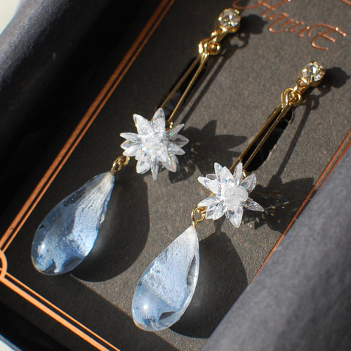 花びらの雫と雪の結晶✴︎デルフィニウムライトブルー・ピアス