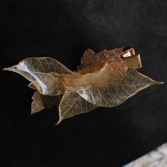 朝露を纏ったパラゴムの葉&メタルリーフ-花ヘアクリップ- 3枚目の画像