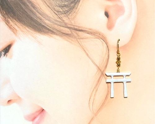 ホワイト鳥居ピアス ピアス（フック・チェーン） NEXT