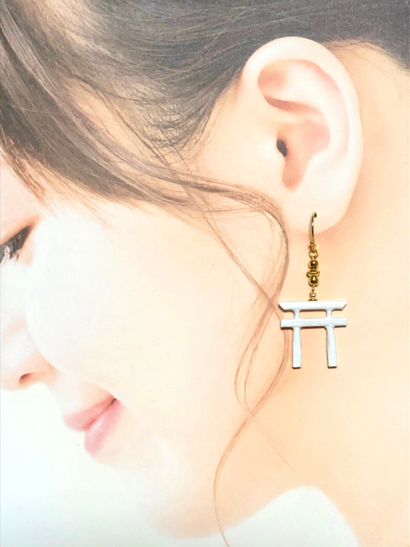 ホワイト鳥居ピアス ピアス（フック・チェーン） NEXT