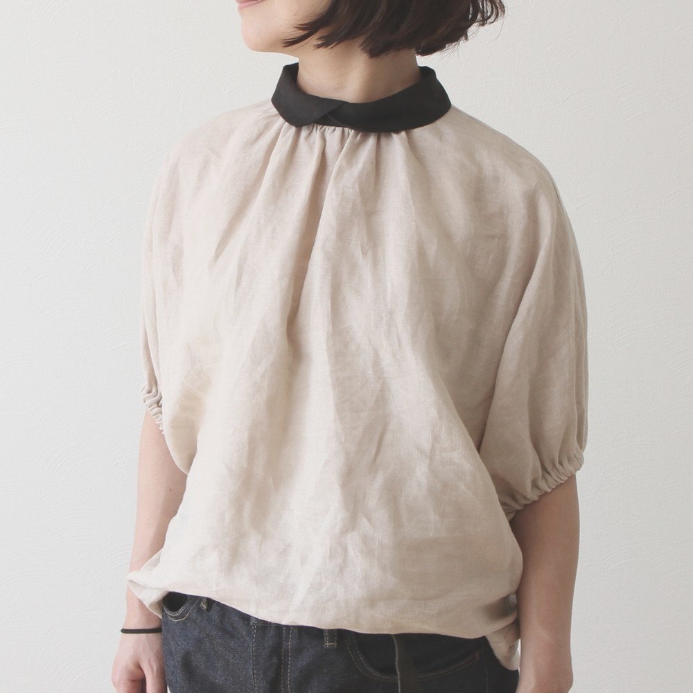 クレリック衿が上品で大人かわいいバックくるみ釦ボリューム袖リネンブラウス五分袖：ベージュ