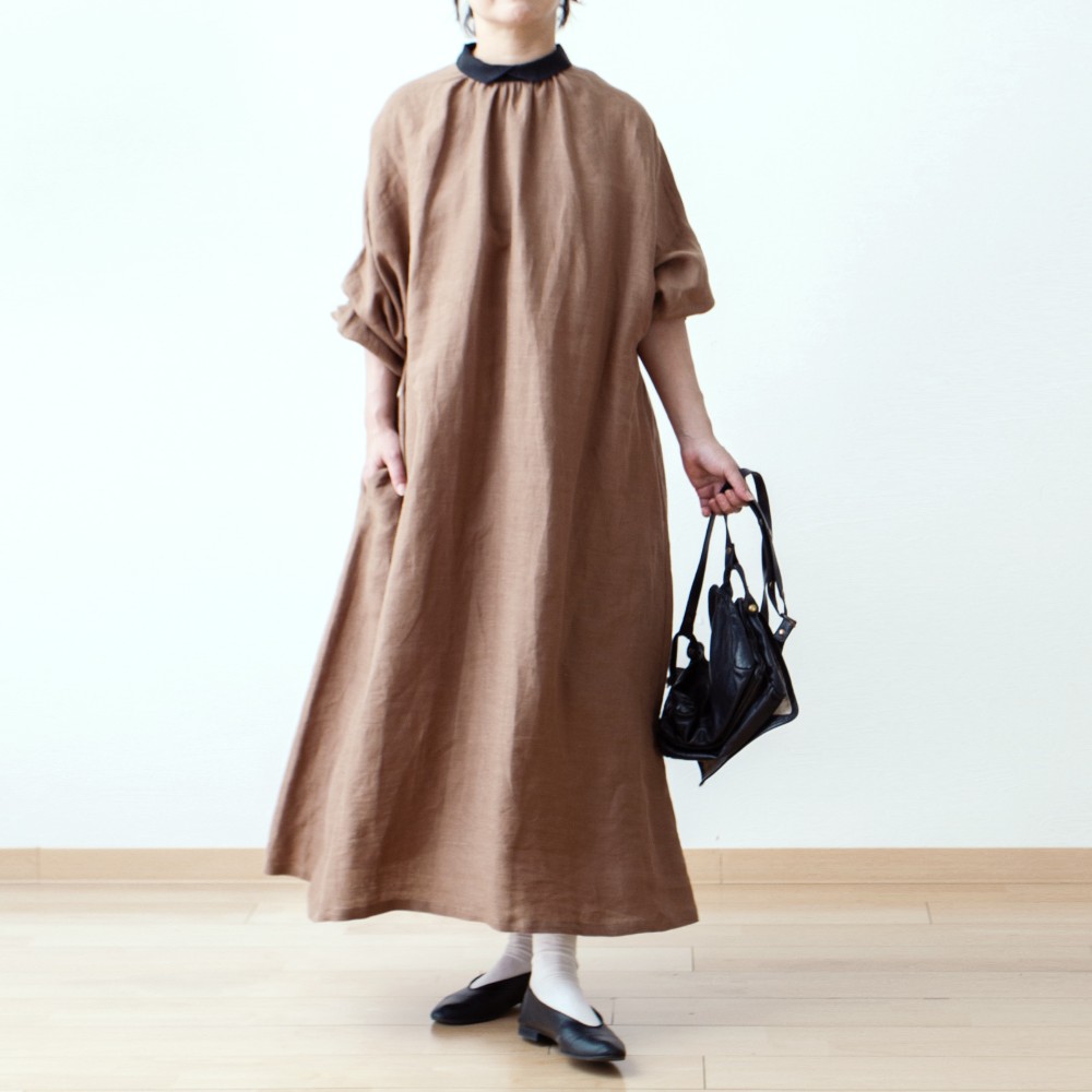 クレリック衿が上品で大人かわいいバックくるみ釦ボリューム袖フレンチリネンAラインワンピース：キャメルクレリック
