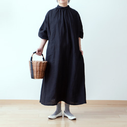 可愛捲袖法式亞麻 A 字連身裙，背部胡桃木紐帶：黑色 第1張的照片