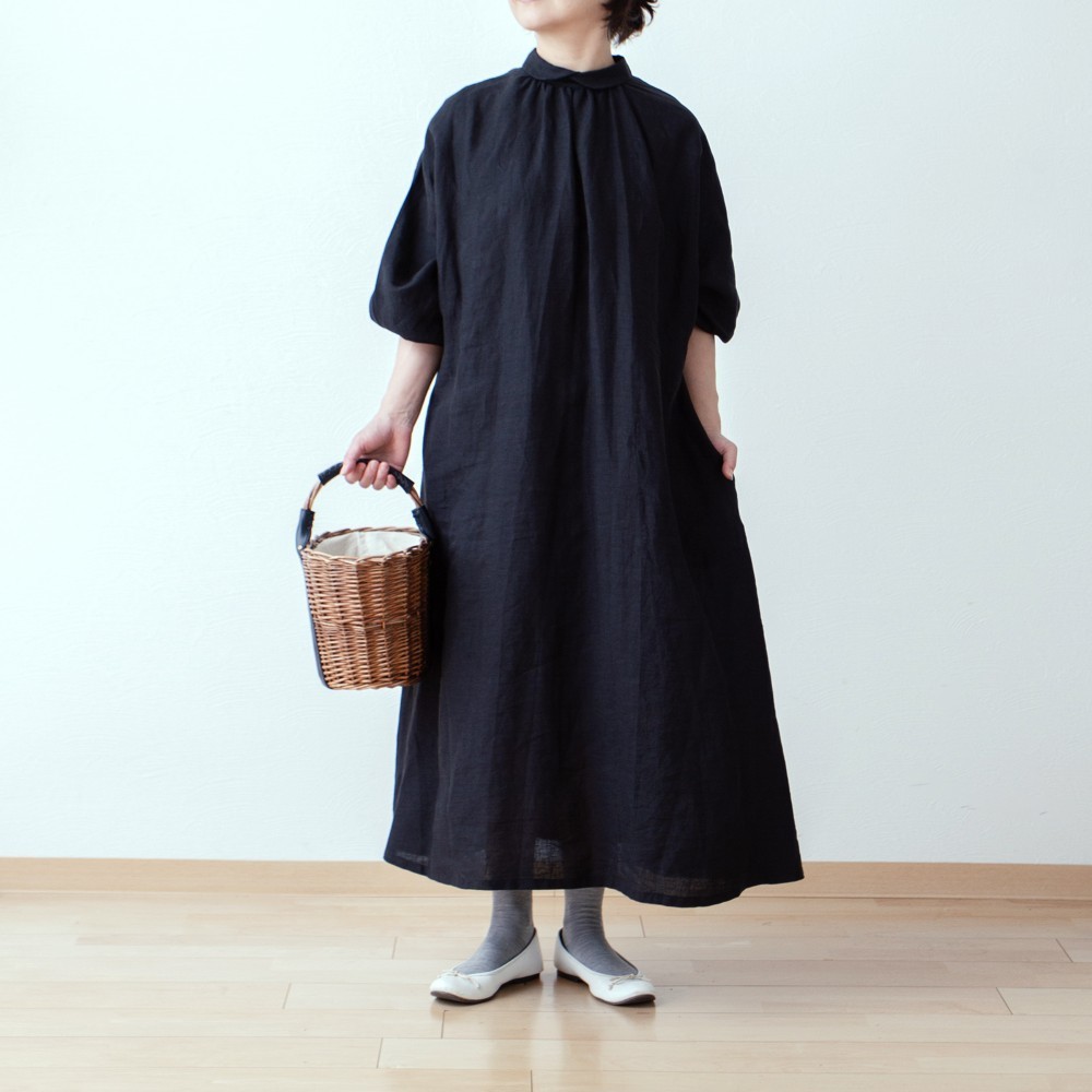 バックくるみ釦が大人かわいいボリューム袖フレンチリネンAラインワンピース：ブラック