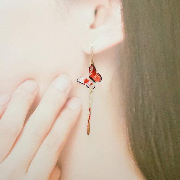 和柄蝶々-彼岸花(赤）-のイヤリング・ピアス 2枚目の画像