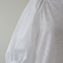 春、夏の白レーストップス 可愛いギャザー袖 5枚目の画像
