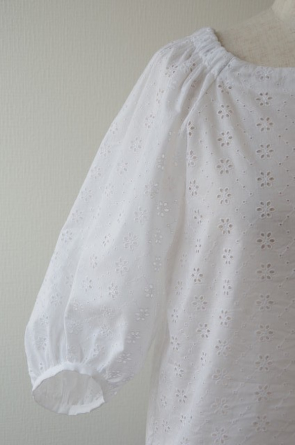 春、夏の白レーストップス 可愛いギャザー袖 5枚目の画像