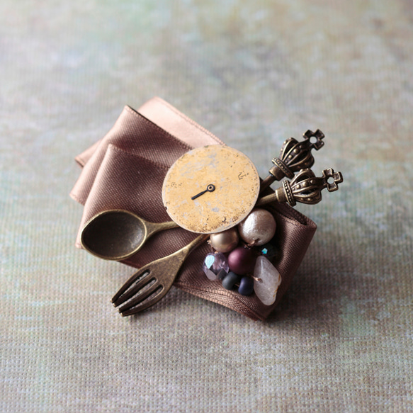 Vintage Old Clock with Fork and Spoon ブローチ 1枚目の画像