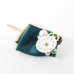 Green ribbon with vintage clock hair pin 1枚目の画像