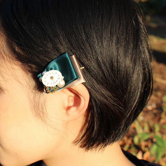 Green ribbon with vintage clock hair pin 2枚目の画像