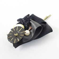 Black ribbon with vintage clock hair pin 3枚目の画像