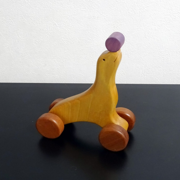 コロコロおもちゃ　幼児向け玩具　オットセイ　木製 1枚目の画像