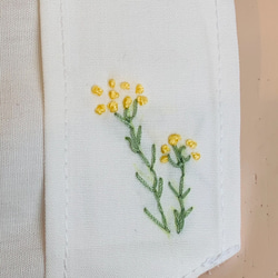 《完売御礼》ワンポイント刺繍・不織布マスクカバー《刺繍　黄色》春色・控えめ・仕事にも・即日発送・小顔・千絢・せんけん 4枚目の画像