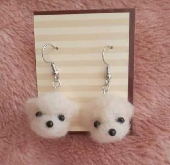 羊毛フェルトハンドメイドトイプードルピアス 受注製作〕羊毛フェルトトイプードルピアス ピアス（フック