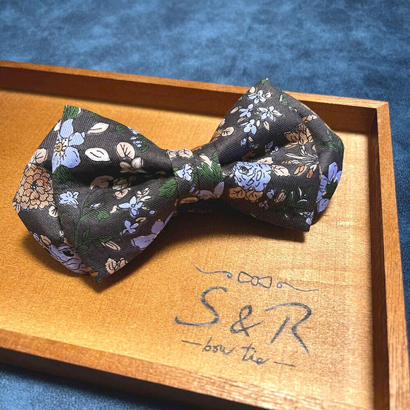 蝶ネクタイ　花柄　ブラウン　結婚式　二次会　パーティー　メンズ　タキシード 1枚目の画像