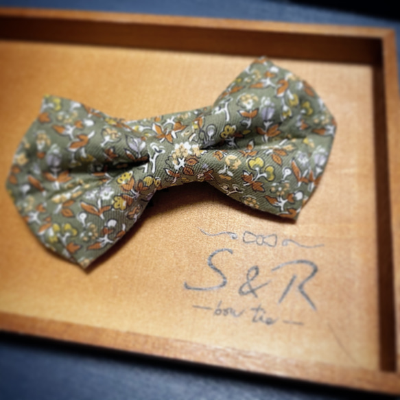 蝶ネクタイ　ハンドメイド　花柄　カーキ　グリーン系 1枚目の画像