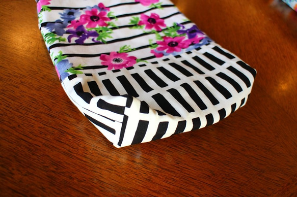 學校上學的鞋袋書包拖鞋黑色邊框藍色和紫色花朵圖案 第3張的照片