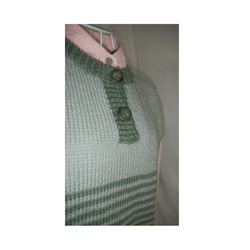 手編み　ヘンリーネック・ベスト　グリーン系２色　Ｍくらい　日本製毛糸 4枚目の画像
