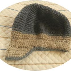 かぎ針編み ウール　小さなつば付　ニットキャップ（サンドベージュ・ブルー系） 5枚目の画像
