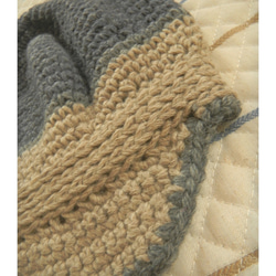 かぎ針編み ウール　小さなつば付　ニットキャップ（サンドベージュ・ブルー系） 6枚目の画像