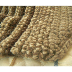 かぎ針編み ウール　小さなつば付　ニットキャップ（茶系・ベージュ系） 5枚目の画像