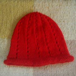 手編み　ウール　ニット帽 （レッド・穴開き模様） 1枚目の画像