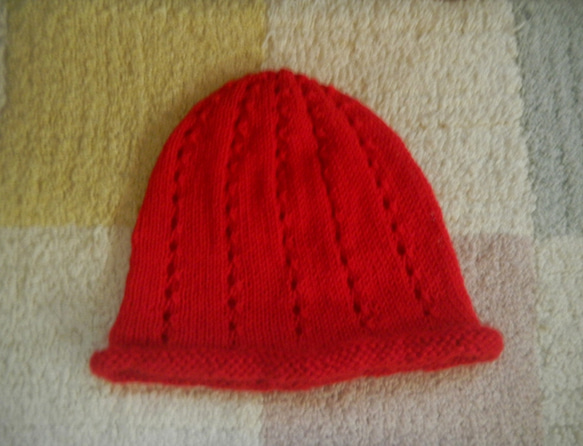 手編み　ウール　ニット帽 （レッド・穴開き模様） 1枚目の画像