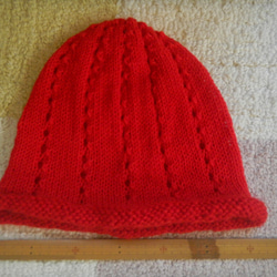 手編み　ウール　ニット帽 （レッド・穴開き模様） 2枚目の画像