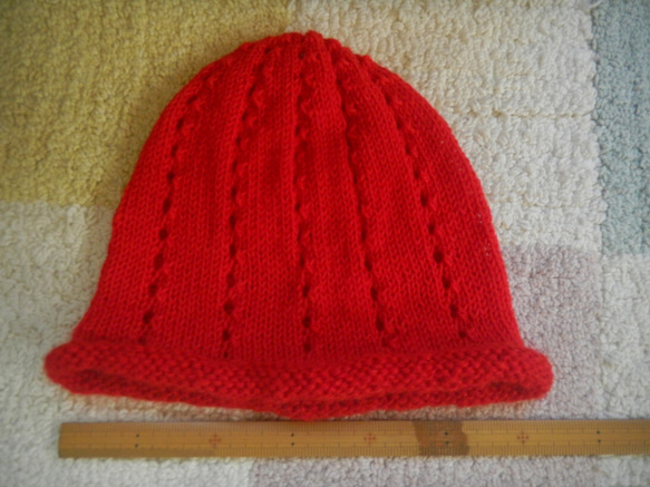 手編み　ウール　ニット帽 （レッド・穴開き模様） 2枚目の画像
