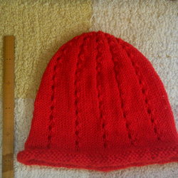 手編み　ウール　ニット帽 （レッド・穴開き模様） 3枚目の画像
